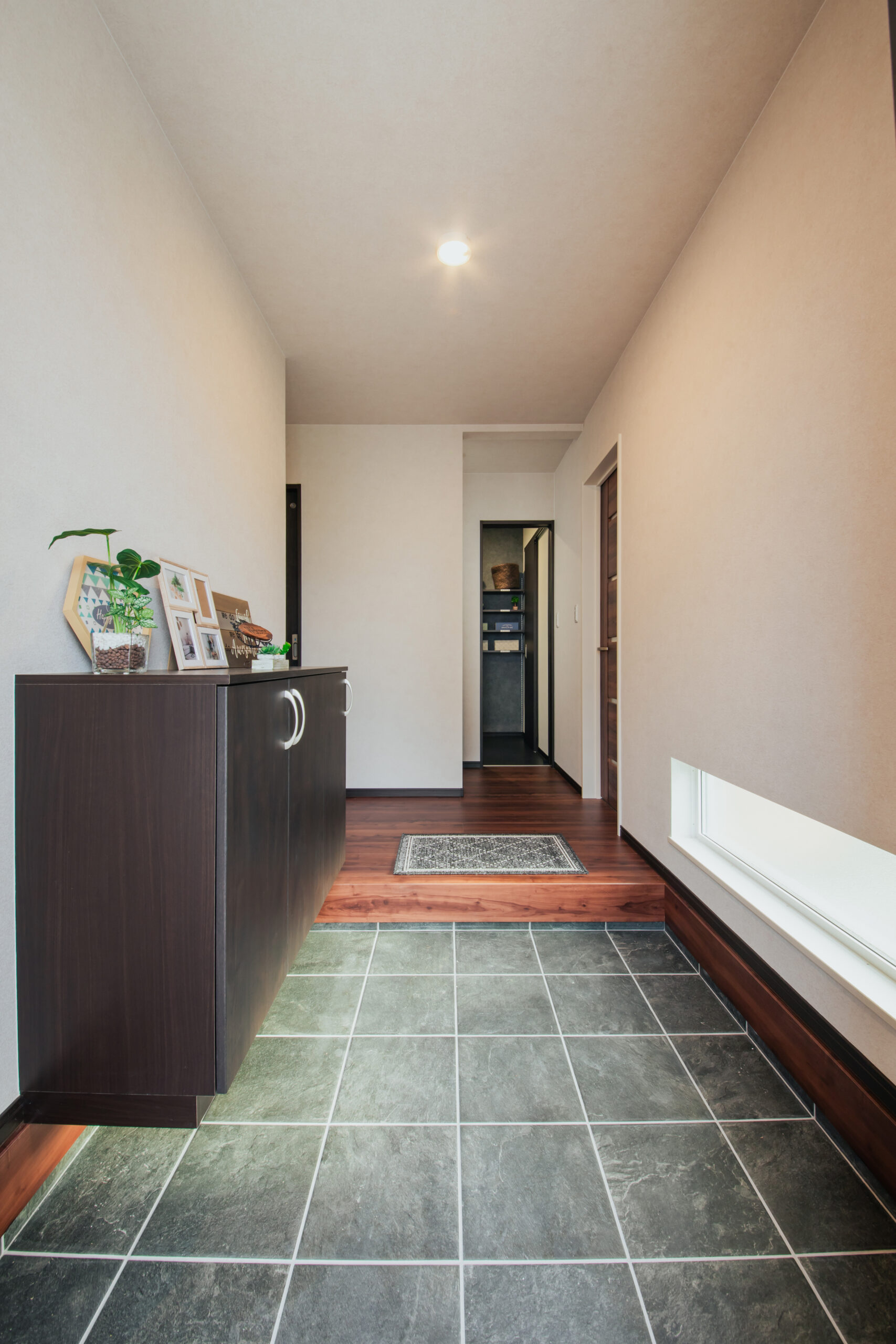 足元窓で採光＆プライバシー