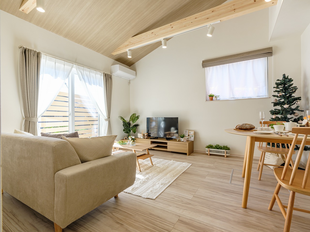 開放感が魅力のLDK勾配天井